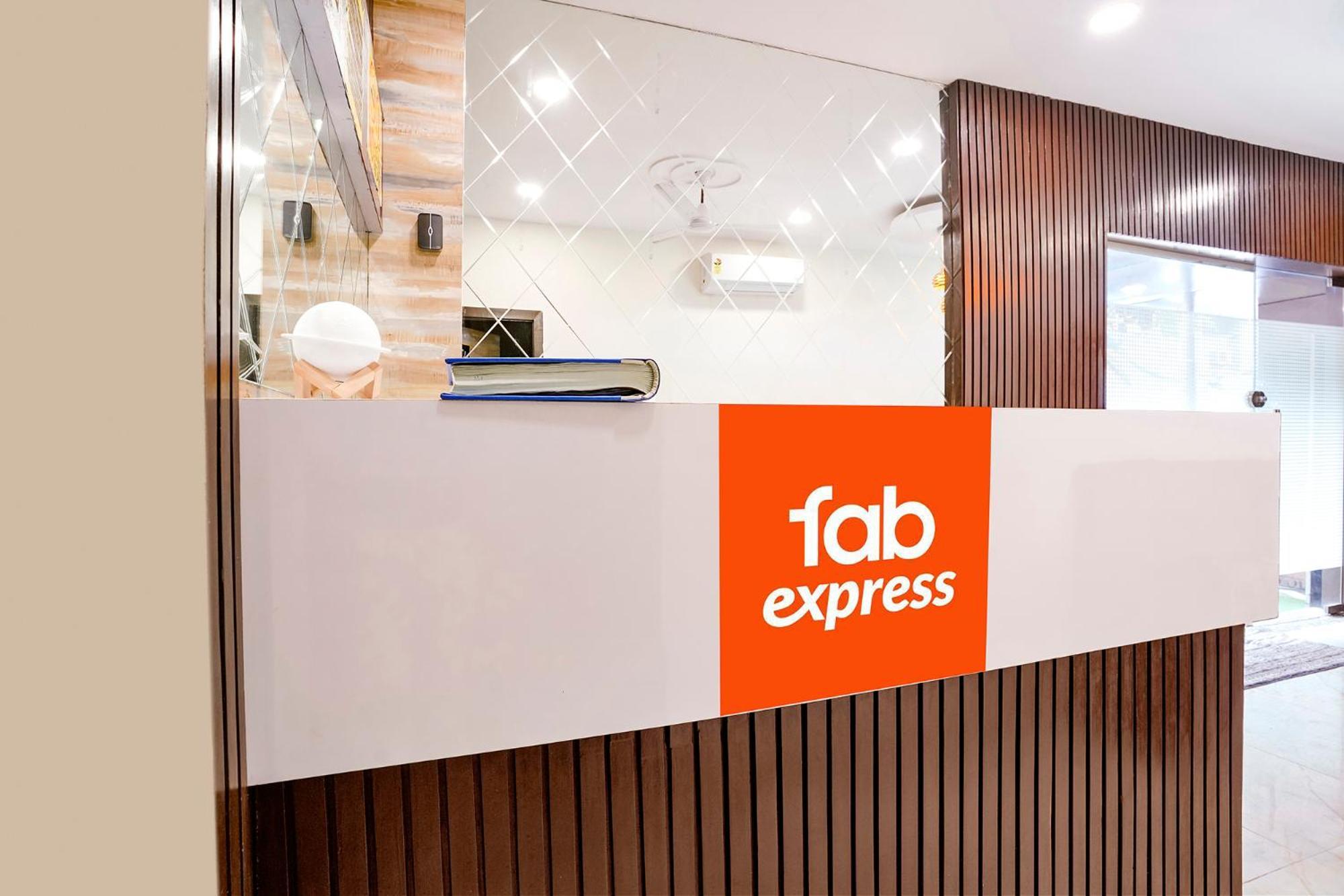 ホテル Fabexpress Good Luck Residency - Nr Nesco Exhibition Center ムンバイ エクステリア 写真